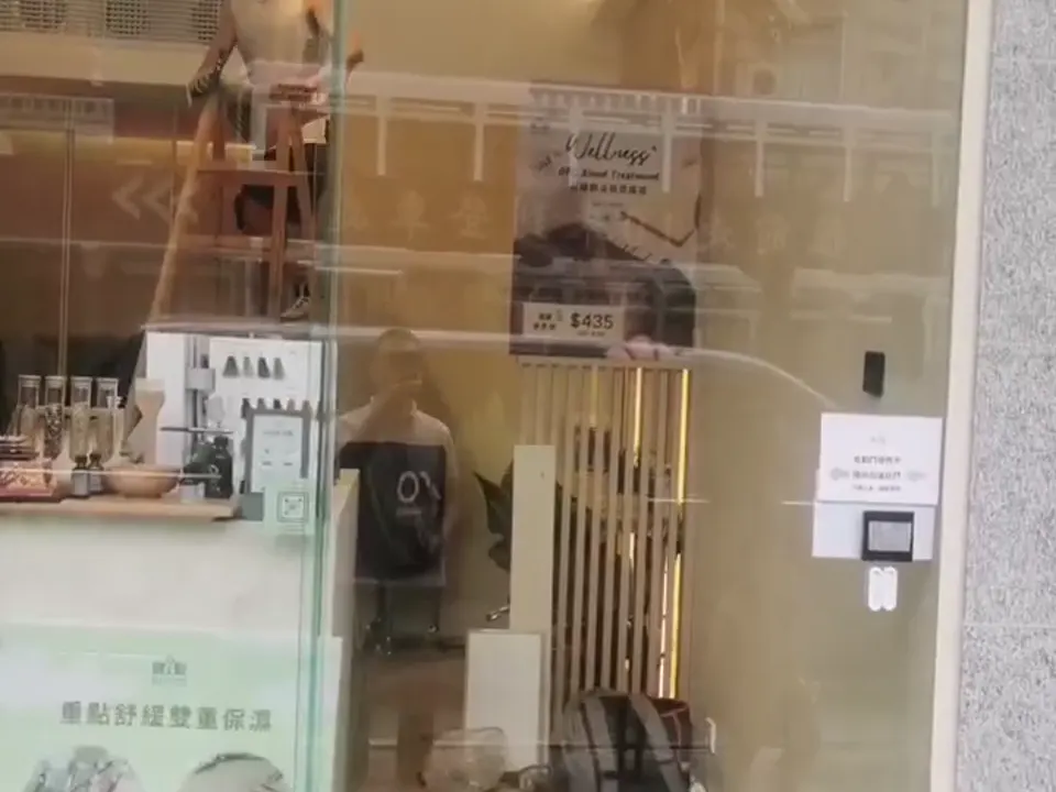 Single-Panel Glass Maglev Entrance for a Cosmetics Store